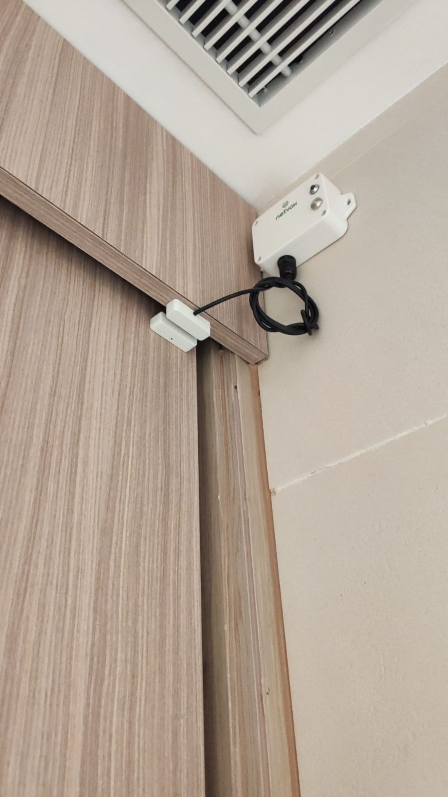 安裝於門框上的無線門磁感應器