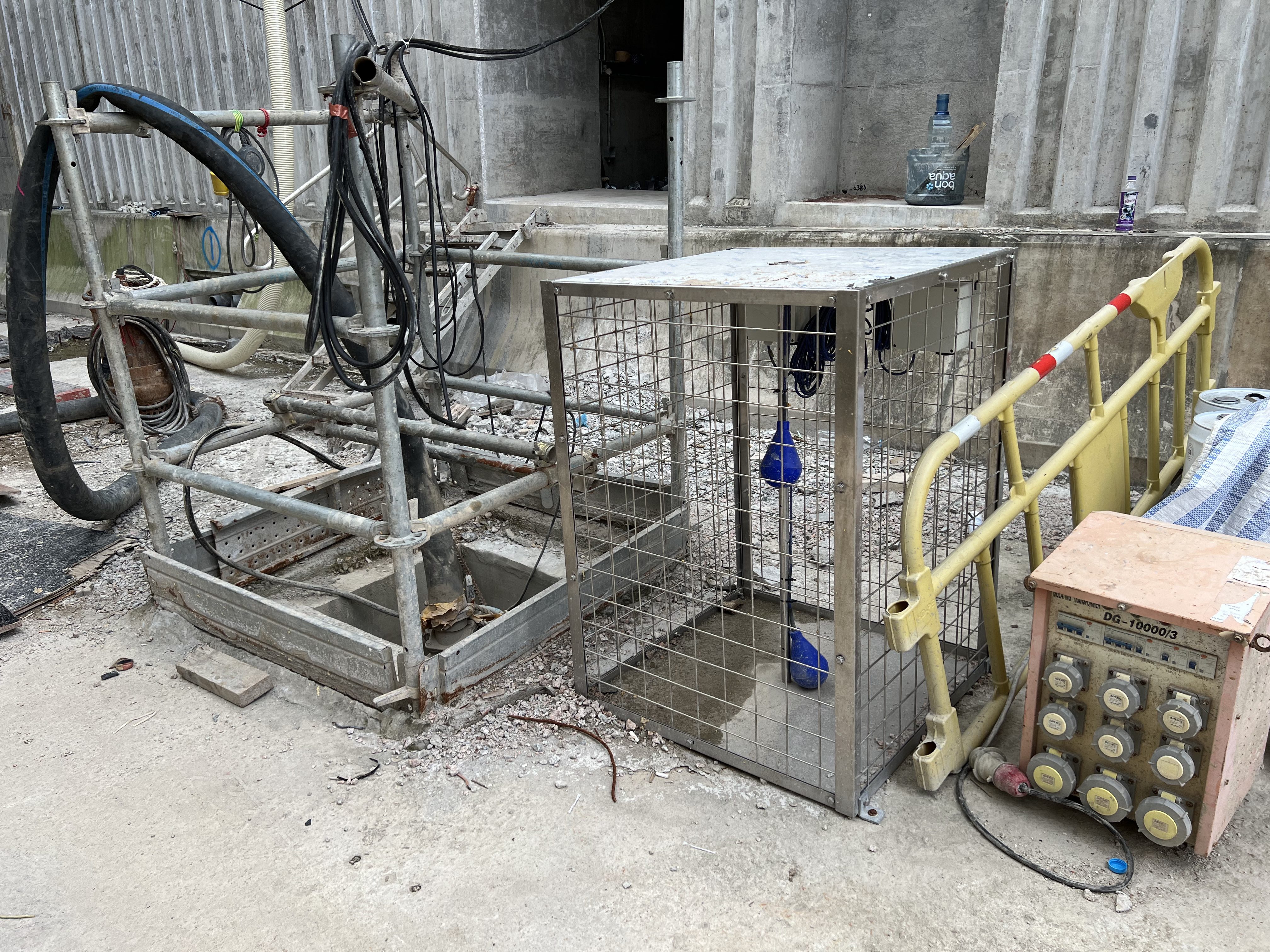 工地水池內的水泵與配電裝置